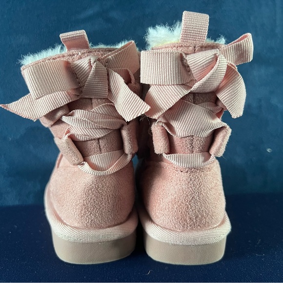 Joe fresh toddler ‘Ugg’ style boots with bow size 5 like new - Picture 3 of 3